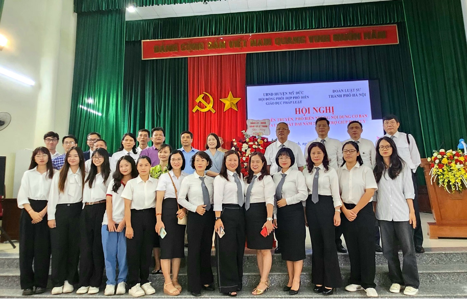 Các Luật sư tham gia hội nghị.